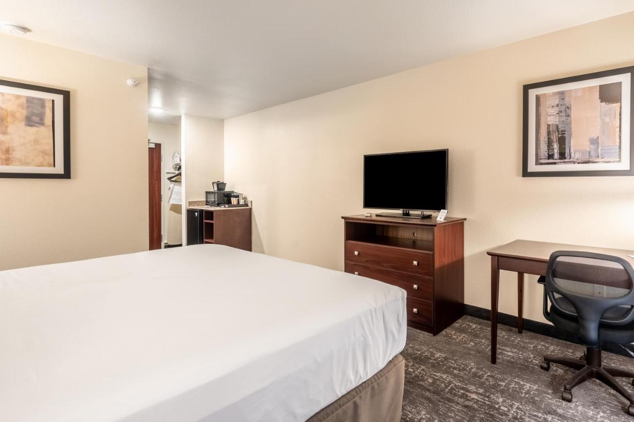 Cobblestone Inn & Suites - Kermit Bagian luar foto